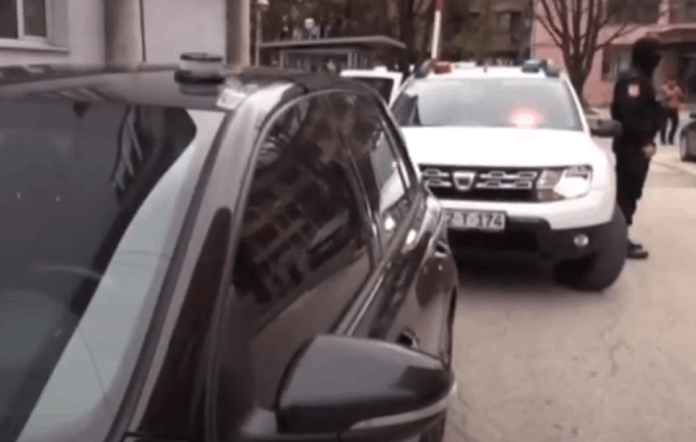 POLICAJCI SPREČILI SAMOUBISTVO MLADIĆA U NOVOM SELU: Skinuli mu omču sa vrata u POSLEDNJI ČAS